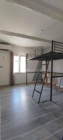 Tout d abord je vous précise que pour cette opportunité, le propriétaire est flexible et ouvert à petite discussion. 
Laissez vous séduire par cette charmante maison entièrement rénovée avec soin, ou il ne reste plus qu à poser vos valises. 
Maison de type 3 idéalement située en plein centre du village avec toutes les commodités à pied tél que l école maternelle et primaire, une superette ouverte 7 jours sur 7, La poste avec distributeur de billets, pharmacie et maison médicale, pizzaiolo, tabac et garage réparation voiture et tout cela à pied sur 300 m, Grand parking gratuit à 20 m. 
Maison de 74 m2 comportant au rez de chaussée : une salle de séjour/cuisine de 29 m2 lumineux ,une buanderie de 9 m2, un WC de 1 m2, un garage à vélo ou moto de 5 m2, maison traversante.
A l étage : Un escalier vous mène à l espace nuit, ou l on trouve d abord, un dégagement qui dessert lui un WC indépendant , une grande salle d eau contemporaine comportant, double vasque douche de 2,10 m X 90 cm, un chambre de 10 m2 une deuxième Chambre de 11 m2 
Sous combles on trouvera une très grande mezzanine ou l on se tient debout servant de 3 éme chambre ideal pour un ado surface 16 m2 .
Maison sans travaux, comportant des équipements récents et de qualité , 
des chassis PVC doubles vitrages oscillo-battant dans toutes les pièces,
 la climatisation réversible DAIKIN dans le séjour et les deux chambres à l étage, 
Une cuisine équipée d un four intégré , un micro onde intégré,un réfrigérateur congélateur intégré une plaque à induction une hotte aspirante, 
 la fibre des prises ordinateur RJ45 dans toutes les pièces, 
un tableau électricité fait par un professionnel et électricité toute refaite et aux Normes 
carrelage grand format 70 X 70 , 
faux plafonds avec spots intégrés. 
Faible taxe foncière 397 E et pas de charges de copropriété,
Il va falloir faire très vite pour visiter cette maison idéale jeune couple primo accédant, ou couple avec 2 enfants ou plus (3 chambres), personne seule ou investisseur.Une opportunité rare.  
Veuillez contacter par téléphone Laurent DENEUVILLE pour un RDV visite sans tarder.