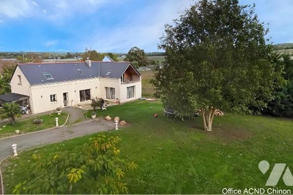 CHINON
Savant mélange d'ancien et de contemporain pour cette charmante propriété, située au ca...