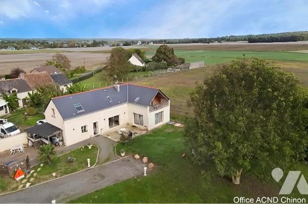 CHINON
Savant mélange d'ancien et de contemporain pour cette charmante propriété, située au ca...