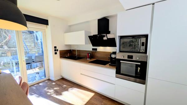 Quimper (29000) Appartement T4 rénové avec terrasse exceptionnelle de 37 m² – Exposition Sud