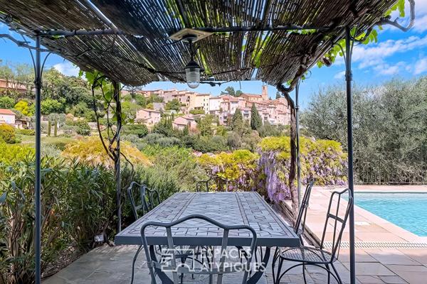 Mas provençal de 270 m² à Châteauneuf-Grasse avec vue village et piscine