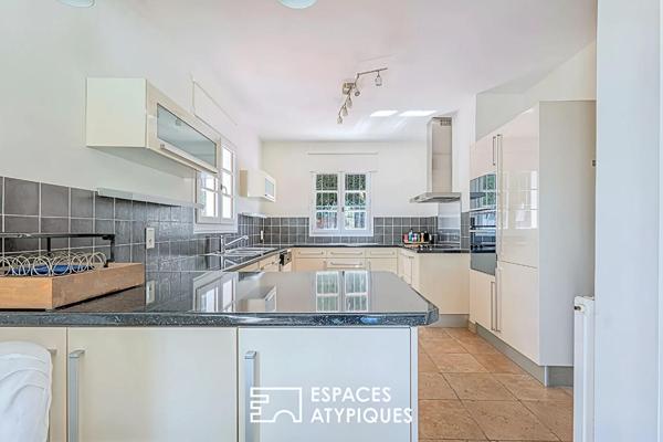 Mas provençal de 270 m² à Châteauneuf-Grasse avec vue village et piscine