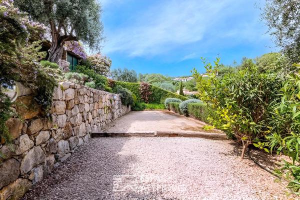 Mas provençal de 270 m² à Châteauneuf-Grasse avec vue village et piscine