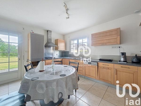 Pavillon 7 pièces de 165 m² à Mehun-sur-Yèvre (18500)