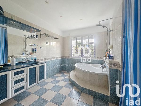 Pavillon 7 pièces de 165 m² à Mehun-sur-Yèvre (18500)