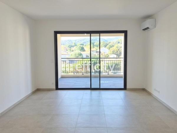 Appartement
         3 pièces
        - 69 m² 215 000 € *