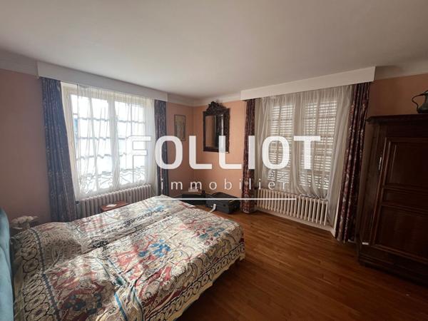 A VENDRE MAISON RARE PLEIN COEUR DE PÉRIERS EMPLACEMENT EXCEPTIONNEL