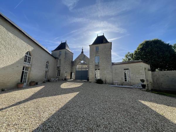 Superbe propriété fortifiée avec deux tours, un sauna et un spa dans la cour, située dans un magnifique villag