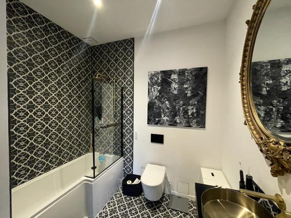Superbe propriété fortifiée avec deux tours, un sauna et un spa dans la cour, située dans un magnifique villag