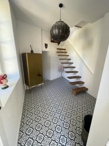 Superbe propriété fortifiée avec deux tours, un sauna et un spa dans la cour, située dans un magnifique villag