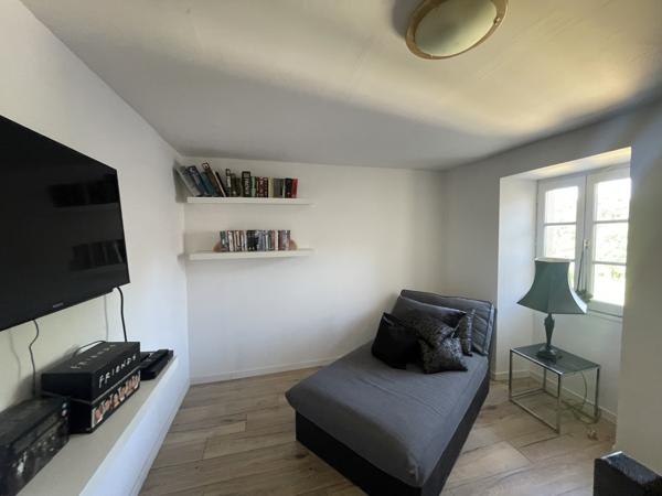 Superbe propriété fortifiée avec deux tours, un sauna et un spa dans la cour, située dans un magnifique villag