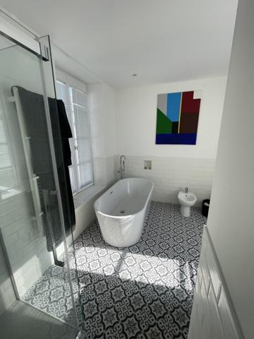 Superbe propriété fortifiée avec deux tours, un sauna et un spa dans la cour, située dans un magnifique villag