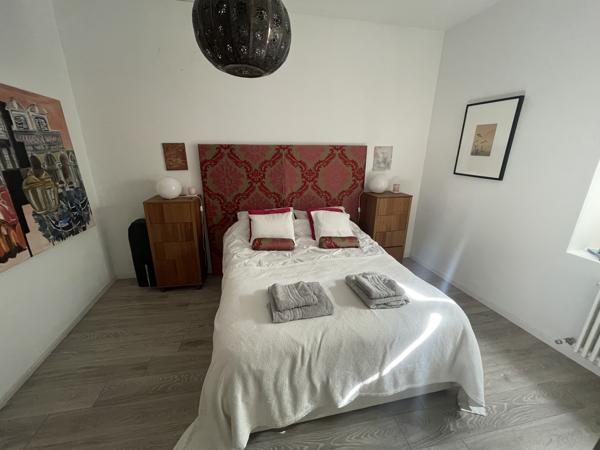 Superbe propriété fortifiée avec deux tours, un sauna et un spa dans la cour, située dans un magnifique villag
