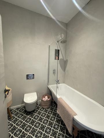 Superbe propriété fortifiée avec deux tours, un sauna et un spa dans la cour, située dans un magnifique villag