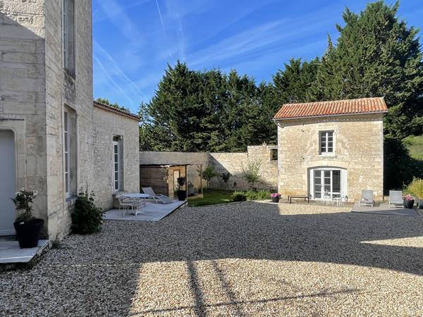 Superbe propriété fortifiée avec deux tours, un sauna et un spa dans la cour, située dans un magnifique villag