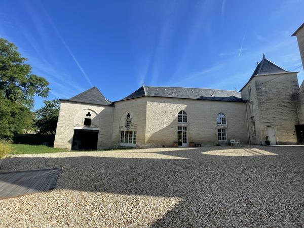 Superbe propriété fortifiée avec deux tours, un sauna et un spa dans la cour, située dans un magnifique villag