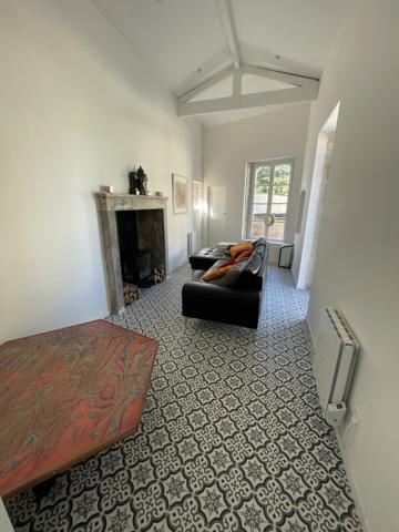 Superbe propriété fortifiée avec deux tours, un sauna et un spa dans la cour, située dans un magnifique villag
