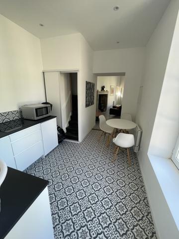 Superbe propriété fortifiée avec deux tours, un sauna et un spa dans la cour, située dans un magnifique villag