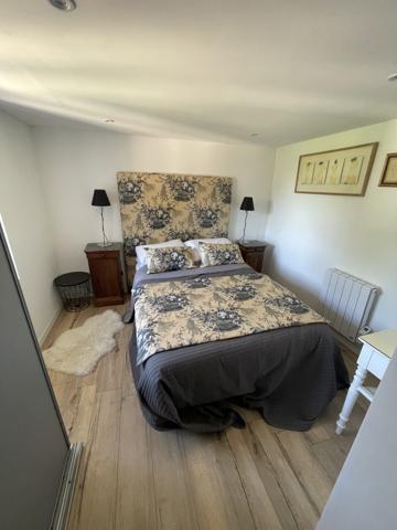 Superbe propriété fortifiée avec deux tours, un sauna et un spa dans la cour, située dans un magnifique villag