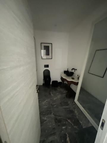 Superbe propriété fortifiée avec deux tours, un sauna et un spa dans la cour, située dans un magnifique villag