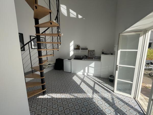 Superbe propriété fortifiée avec deux tours, un sauna et un spa dans la cour, située dans un magnifique villag
