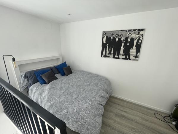 Superbe propriété fortifiée avec deux tours, un sauna et un spa dans la cour, située dans un magnifique villag