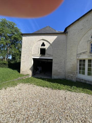 Superbe propriété fortifiée avec deux tours, un sauna et un spa dans la cour, située dans un magnifique villag