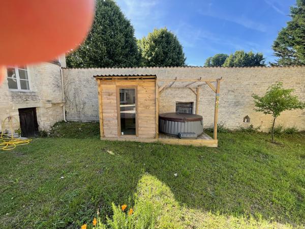 Superbe propriété fortifiée avec deux tours, un sauna et un spa dans la cour, située dans un magnifique villag