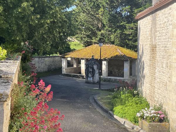 Superbe propriété fortifiée avec deux tours, un sauna et un spa dans la cour, située dans un magnifique villag