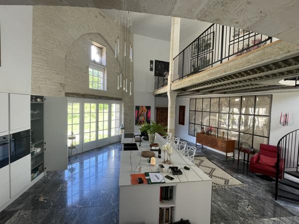 Superbe propriété fortifiée avec deux tours, un sauna et un spa dans la cour, située dans un magnifique villag