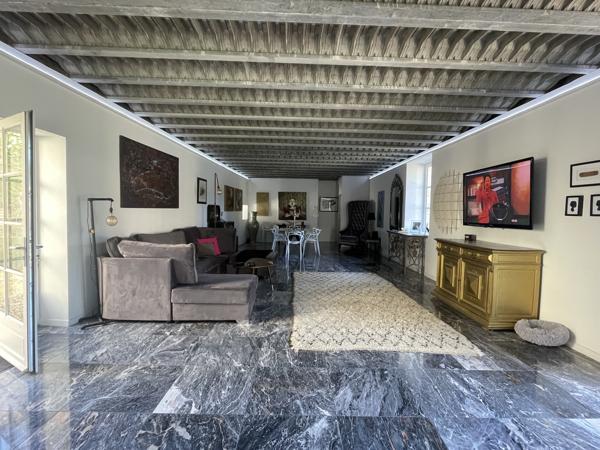 Superbe propriété fortifiée avec deux tours, un sauna et un spa dans la cour, située dans un magnifique villag