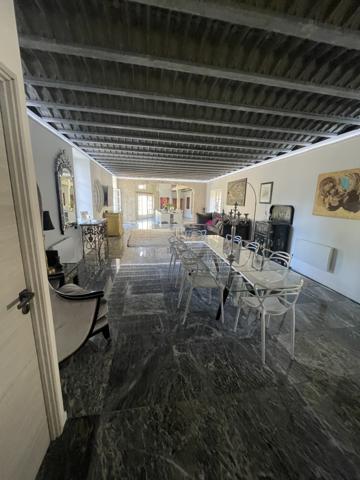 Superbe propriété fortifiée avec deux tours, un sauna et un spa dans la cour, située dans un magnifique villag
