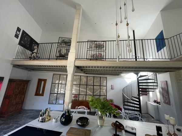 Superbe propriété fortifiée avec deux tours, un sauna et un spa dans la cour, située dans un magnifique villag