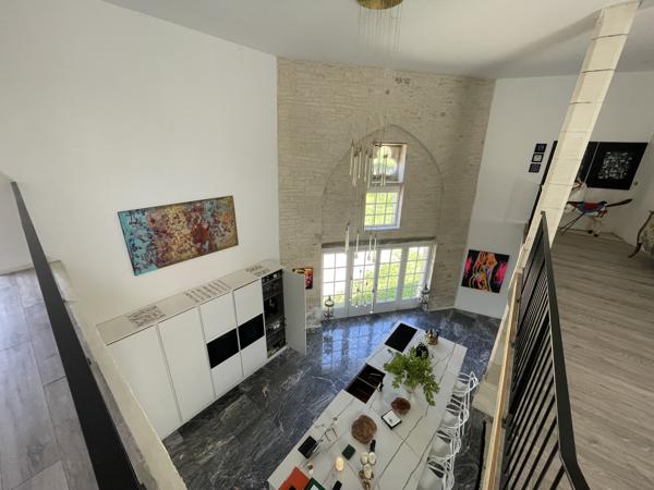 Superbe propriété fortifiée avec deux tours, un sauna et un spa dans la cour, située dans un magnifique villag