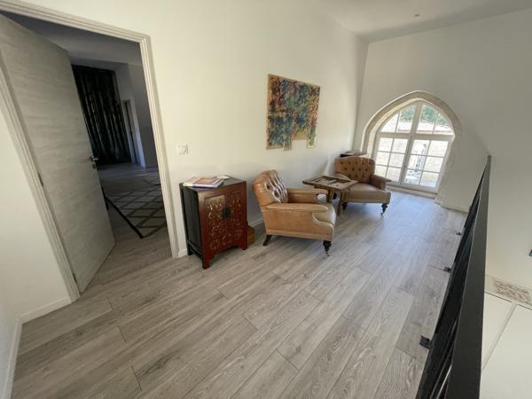 Superbe propriété fortifiée avec deux tours, un sauna et un spa dans la cour, située dans un magnifique villag
