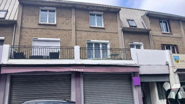 Immeuble à usage de commerce et d'habitation :
- rdc commerce avec espace de vente et grande v...