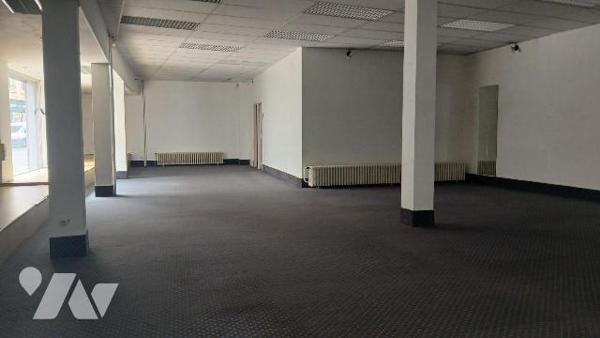 Immeuble à usage de commerce et d'habitation :
- rdc commerce avec espace de vente et grande v...