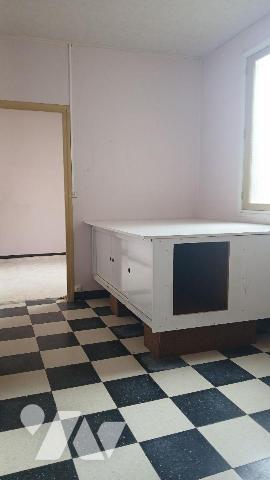 Immeuble à usage de commerce et d'habitation :
- rdc commerce avec espace de vente et grande v...