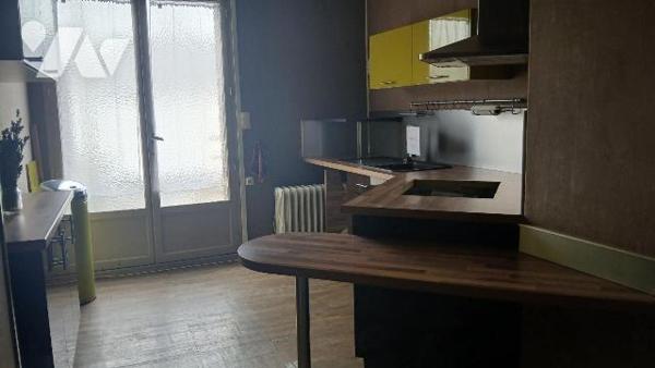 Immeuble à usage de commerce et d'habitation :
- rdc commerce avec espace de vente et grande v...