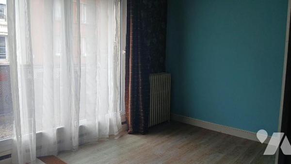 Immeuble à usage de commerce et d'habitation :
- rdc commerce avec espace de vente et grande v...