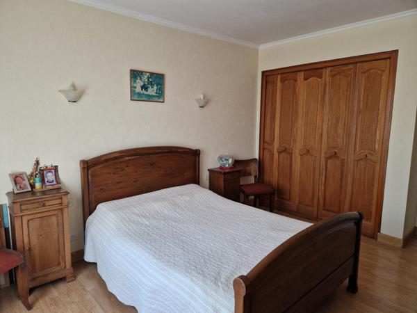 Maison familiale spacieuse avec grande terrasse et terrain arboré