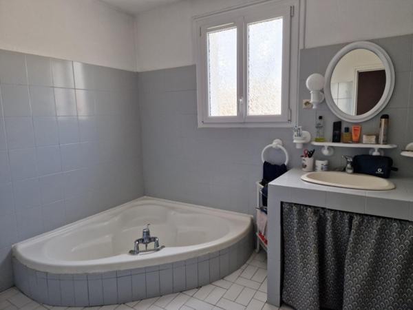 Maison familiale spacieuse avec grande terrasse et terrain arboré