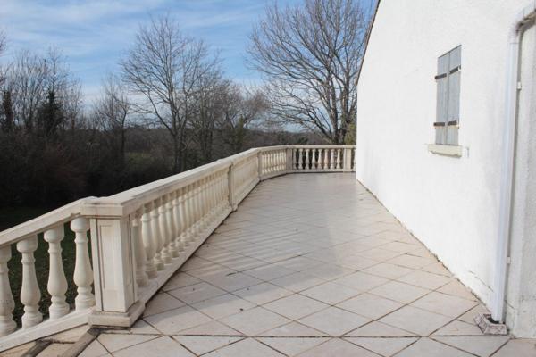 Maison familiale spacieuse avec grande terrasse et terrain arboré