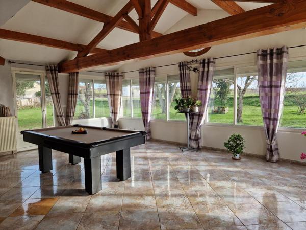 Maison familiale spacieuse avec grande terrasse et terrain arboré