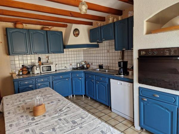 Maison familiale spacieuse avec grande terrasse et terrain arboré