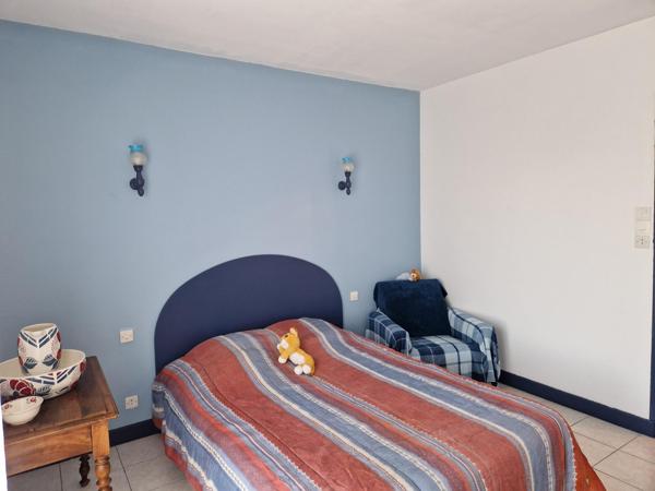 Maison familiale spacieuse avec grande terrasse et terrain arboré