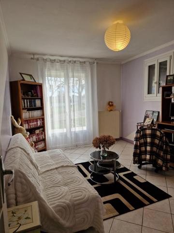 Maison familiale spacieuse avec grande terrasse et terrain arboré