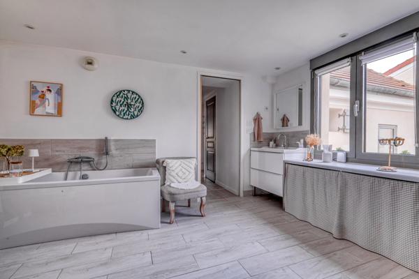 Christophe Michaudelle – CAPIFRANCE vous propose proche de Meaux : 6 pièces - DPE en C - 141 m² - 4 chambres (dont 2 suites parentales - 1 RDC) - 1 bureau - 3 pièces d'eau - terrasse - s