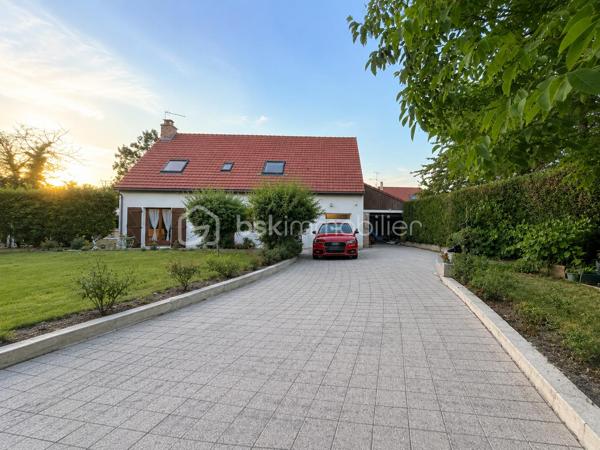 🏡 Maison familiale 8 pièces à Fontenay-lès-Briis  
✨ Secteur recherché – calme, verdure et commodités à pied

À découvrir sur la commune prisée de Fontenay-lès-Briis, cette belle maison familiale de 142 m² habitables vous séduira par ses volumes, sa luminosité et son environnement privilégié. Implantée sur un terrain de 750 m², elle bénéficie d’un cadre sans vis-à-vis, idéal pour une vie de famille paisible, en toute intimité. 🌳

Cette maison, construite sur un étage avec plancher béton, permet une vie de plain-pied très appréciable.  
Au rez-de-chaussée, vous trouverez :  
• une entrée desservant les espaces de vie,
• un double séjour lumineux avec lumière traversante et deux portes-fenêtres ouvrant sur l’extérieur ☀️,
• une chambre,
• une salle d’eau avec fenêtre,
• un WC séparé,
• une cuisine fermée entièrement équipée,
• ainsi qu’une arrière-cuisine / cellier et une buanderie très pratiques au quotidien.

À l’étage, un beau palier dessert :  
• 3 chambres, dont une suite parentale avec salle d’eau et WC privatifs 🛏️,
• un bureau,
• un dressing,
• et une salle de bain.

Côté confort, la maison est équipée d’une chaudière gaz Viessmann, avec entretien à jour 🔧.  
Un conduit pour cheminée ou poêle est également en attente, selon vos envies de confort supplémentaire. 🔥

À l’extérieur, vous profiterez d’un bel espace de vie avec :  
• une piscine hors-sol 🏊,
• deux abris de jardin,
• trois terrasses pour vos moments de détente,
• une belle allée pavée permettant de stationner plusieurs véhicules,
• ainsi qu’un garage.

📍 Un emplacement idéal pour la vie de famille :  
• École maternelle et élémentaire à 300 m 🎒
• Arrêt de bus pour collège et lycée à 100 m 🚌
• Commerces à 400 m 🛍️
• Crèche à 800 m 👶

Le secteur est particulièrement apprécié pour son cadre verdoyant, sa proximité avec les parcs et la forêt, parfaits pour de superbes balades en famille ou entre amis 🌲🚶‍♂️🚶‍♀️

Côté accessibilité, vous rejoignez facilement les grands axes :  
• A10, N118 et zone d’activité de Courtabœuf à environ 10 km
• N20 à 7 km
• Gare autoroutière de Briis-sous-Forges à 3,5 km, avec accès direct à Massy-Palaiseau 🚆

💫 Une maison spacieuse, fonctionnelle et idéalement située, à découvrir sans tarder !