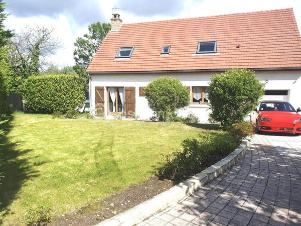 🏡 Maison familiale 8 pièces à Fontenay-lès-Briis  
✨ Secteur recherché – calme, verdure et commodités à pied

À découvrir sur la commune prisée de Fontenay-lès-Briis, cette belle maison familiale de 142 m² habitables vous séduira par ses volumes, sa luminosité et son environnement privilégié. Implantée sur un terrain de 750 m², elle bénéficie d’un cadre sans vis-à-vis, idéal pour une vie de famille paisible, en toute intimité. 🌳

Cette maison, construite sur un étage avec plancher béton, permet une vie de plain-pied très appréciable.  
Au rez-de-chaussée, vous trouverez :  
• une entrée desservant les espaces de vie,
• un double séjour lumineux avec lumière traversante et deux portes-fenêtres ouvrant sur l’extérieur ☀️,
• une chambre,
• une salle d’eau avec fenêtre,
• un WC séparé,
• une cuisine fermée entièrement équipée,
• ainsi qu’une arrière-cuisine / cellier et une buanderie très pratiques au quotidien.

À l’étage, un beau palier dessert :  
• 3 chambres, dont une suite parentale avec salle d’eau et WC privatifs 🛏️,
• un bureau,
• un dressing,
• et une salle de bain.

Côté confort, la maison est équipée d’une chaudière gaz Viessmann, avec entretien à jour 🔧.  
Un conduit pour cheminée ou poêle est également en attente, selon vos envies de confort supplémentaire. 🔥

À l’extérieur, vous profiterez d’un bel espace de vie avec :  
• une piscine hors-sol 🏊,
• deux abris de jardin,
• trois terrasses pour vos moments de détente,
• une belle allée pavée permettant de stationner plusieurs véhicules,
• ainsi qu’un garage.

📍 Un emplacement idéal pour la vie de famille :  
• École maternelle et élémentaire à 300 m 🎒
• Arrêt de bus pour collège et lycée à 100 m 🚌
• Commerces à 400 m 🛍️
• Crèche à 800 m 👶

Le secteur est particulièrement apprécié pour son cadre verdoyant, sa proximité avec les parcs et la forêt, parfaits pour de superbes balades en famille ou entre amis 🌲🚶‍♂️🚶‍♀️

Côté accessibilité, vous rejoignez facilement les grands axes :  
• A10, N118 et zone d’activité de Courtabœuf à environ 10 km
• N20 à 7 km
• Gare autoroutière de Briis-sous-Forges à 3,5 km, avec accès direct à Massy-Palaiseau 🚆

💫 Une maison spacieuse, fonctionnelle et idéalement située, à découvrir sans tarder !